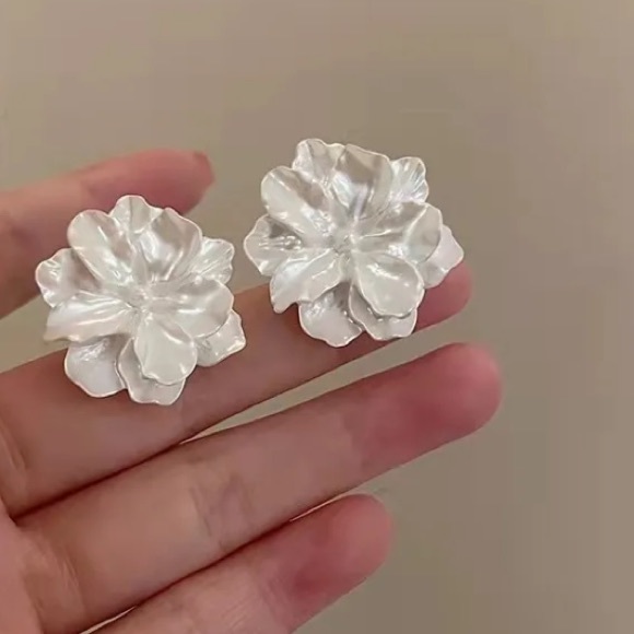 Beautiful White Flowers Earrings - Picture 4 of 5